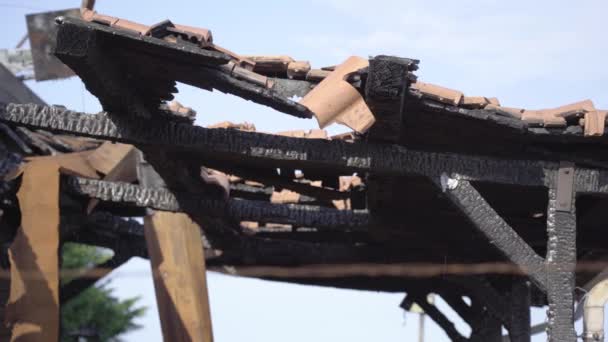 Bâtiment brûlé et détruit avec un toit métallique — Video