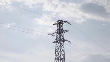 Elektrik kablolarını destekleyen metal kule