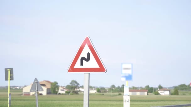危険な曲線の道路標識 — ストック動画