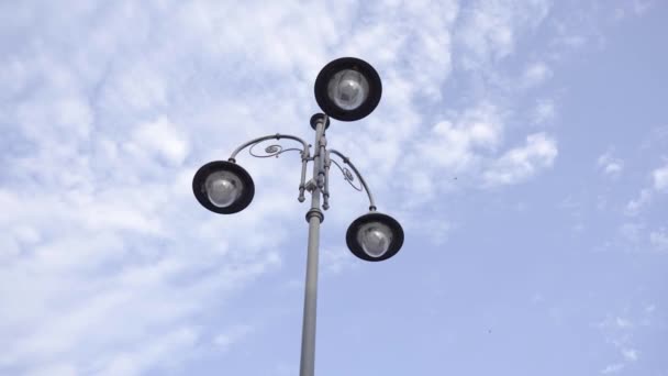Városi lámpák három izzóval — Stock videók