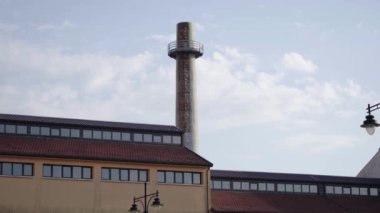 Merkezinde kule olan sanayi binası.