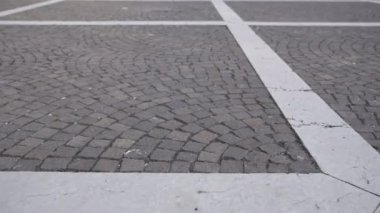 Beton döşemeli, mermer çizgili yol