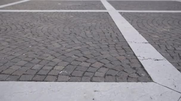 Route avec carrelage en béton avec des lignes de marbre — Video