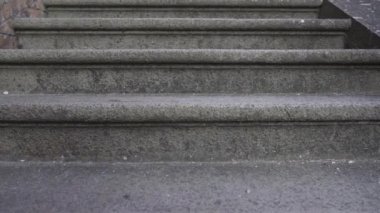 Dışarıda eski gri beton merdivenler var.