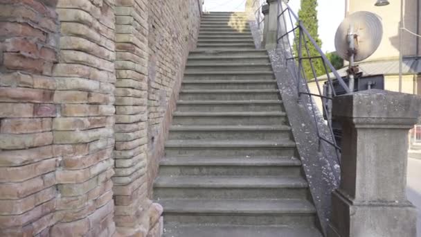 Starobylé šedé betonové schody do kopce venku — Stock video