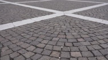 Beton döşemeli, mermer çizgili yol