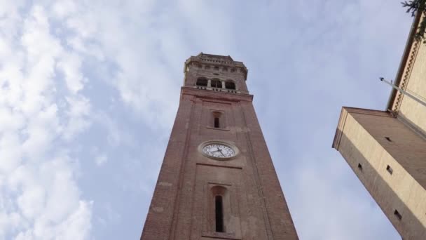 背景に雲のある古代の時計塔 — ストック動画