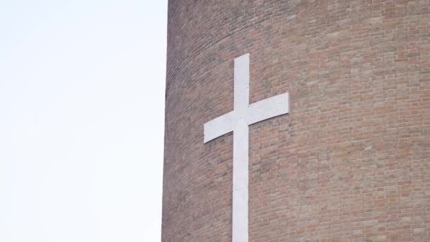 Cruz de mármol en un edificio de ladrillo — Vídeos de Stock