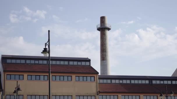 Industribyggnad med tornet i centrum — Stockvideo
