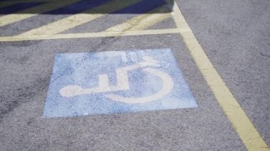 Engelliler için park yeri sembolü