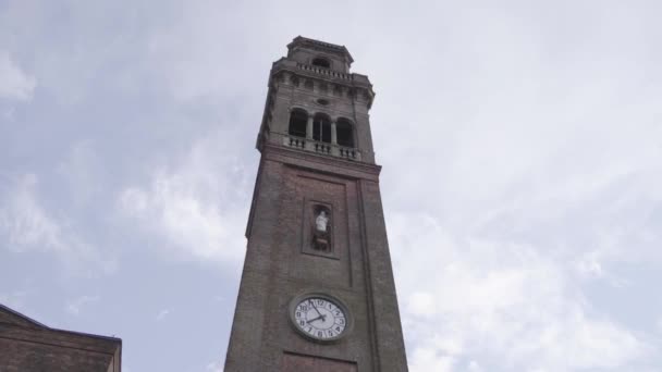 Oude klokkentoren met wolken op de achtergrond — Stockvideo