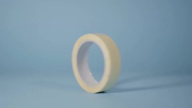 Beyaz viski yuvarlanır ve mavi arka planda durur.