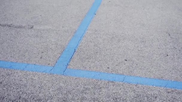 Блакитні лінії на вулиці з платною парковкою — стокове відео
