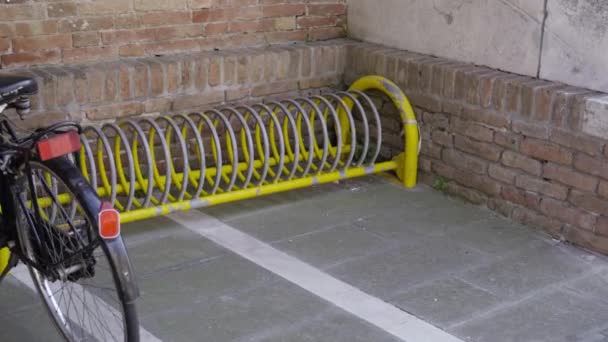 Portabici vuoto a terra per parcheggio biciclette — Video Stock