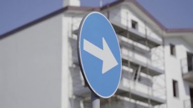 Sağ ok ile mavi yol işareti