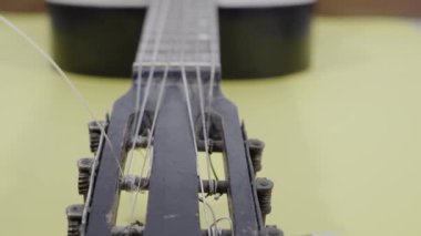 Yerde eski gitar başlığı