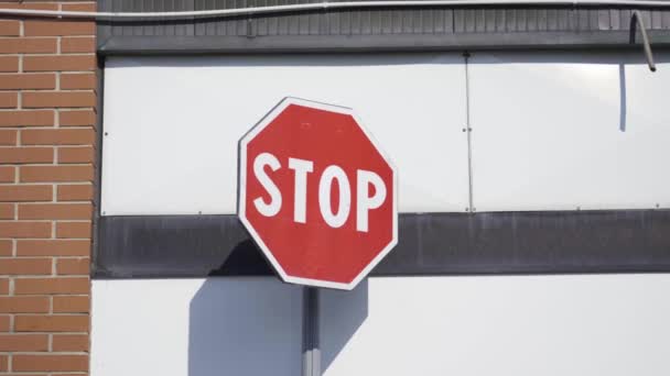 Червоний знак зупинки дороги на сонці — стокове відео
