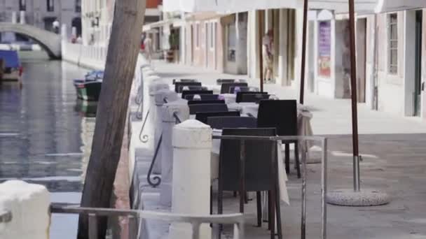 Outdoor restaurant tables in Venice — Stock Video