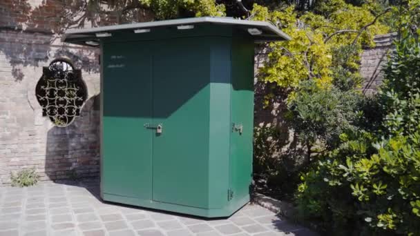 Petit kiosque en métal vert fermé — Video