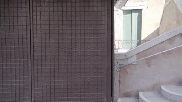 Liten metallisk aedicule i Venedig stängd — Stockvideo