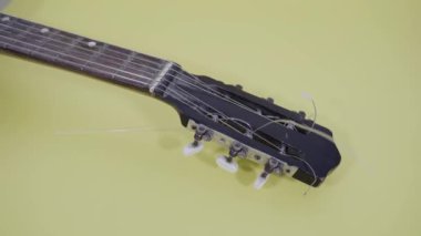 Sarı zeminde eski bir gitar