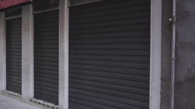 Kapalı panjurlu açık hava dükkanları