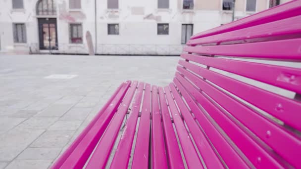 Banc violet au milieu de Venise sans personnes — Video