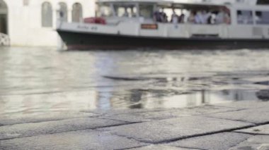 Venedik 'te yüksek su ve kanalda buharlı su