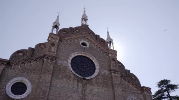 Венецианская церковь с красивыми старинными украшениями — стоковое видео