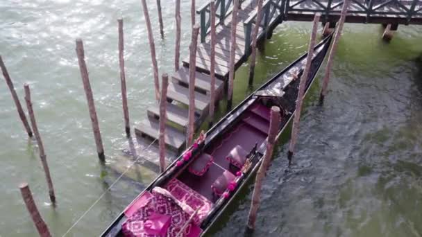 Schöne venezianische Gondel schwebt auf dem Wasser — Stockvideo