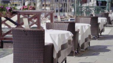 Venedik 'te bir restoran. Kanala çok yakın.