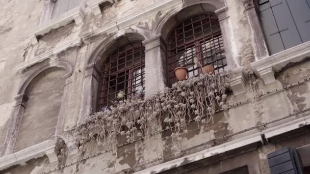 kamera se pohybuje po nějaké staré budově v Itálii
