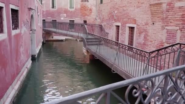 Puente largo sobre el puente en Venecia — Vídeo de stock
