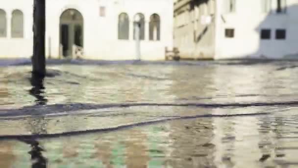 Μεγάλο κανάλι στη Βενετία κατά τη διάρκεια της ηλιόλουστης ημέρας — Αρχείο Βίντεο