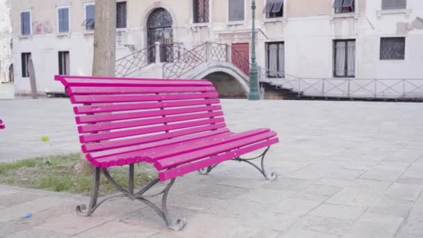 Un banco rosa en el centro de Venecia — Vídeos de Stock