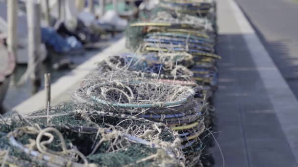 Cuerda de los pescadores que yacen cerca de la carretera — Vídeos de Stock