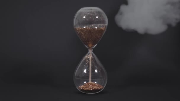 Horloge de sable sur le fond rouge — Video