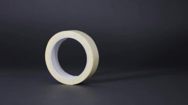 Beyaz viski rulosu döner ve siyah arka planda durur.