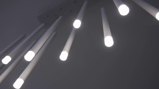 Moderne lampen hangend aan het plafond — Stockvideo