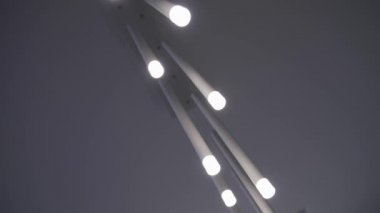 Tavandan sarkan modern lambalar