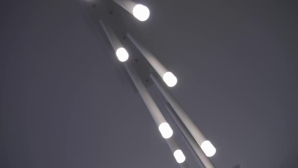 Lampade a luce moderna appese al soffitto — Video Stock