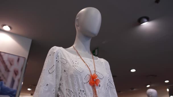 Manichino in camicetta bianca e collana d'oro con fiore — Video Stock