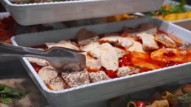 Zange in Tablett voller Fleisch mit Sauce und Beeren im Café — Stockvideo