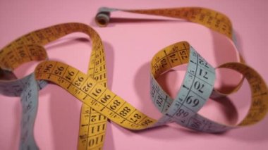 Pembe arkaplan üzerindeki bant ölçüsü