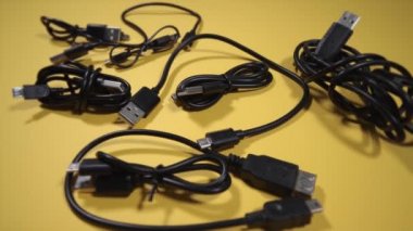 Parlak sarı kumaş üzerine farklı USB adaptörleri koleksiyonu