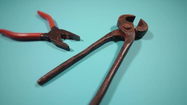 터어 키 에 붉은 손잡이가 있는 오래 된 못 핀과 펜치 — 비디오