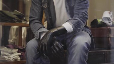 Moda mağazasında şık erkek kotlu manken.