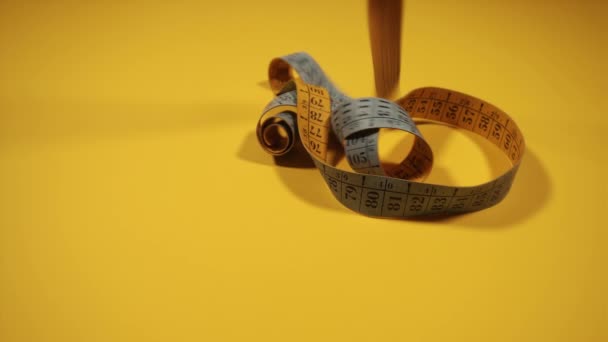 Syinstrument måttband faller ner på gul duk — Stockvideo