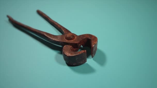 Παλιά μεταλλικές τσιμπίδες νυχιών καλυμμένες με σκουριά σε τυρκουάζ ύφασμα — Αρχείο Βίντεο