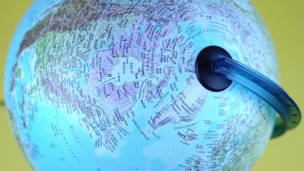 Überflug auf blauem Globus auf gelbem Hintergrund — Stockvideo